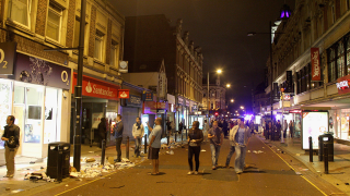 Illustration for article titled Scenes from a Riot: Electronics Stores Sacked by British Looters